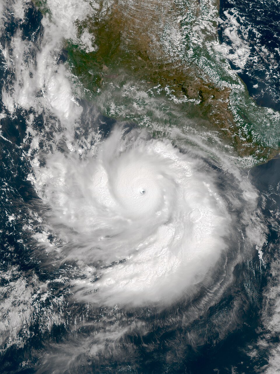Huracán Polo deja víctimas y afectaciones en México mientras avanza hacia Baja California Sur